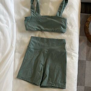 DAILY DRILLS!!! Green workout set M top, S bottom